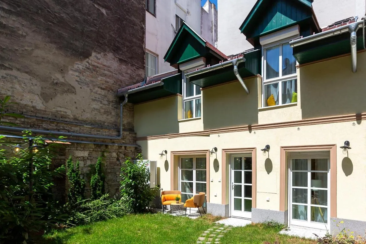 Unique Central 3 Floor Home With 4Bdrm, 3Bthrm Budapest 0*,  Hungary