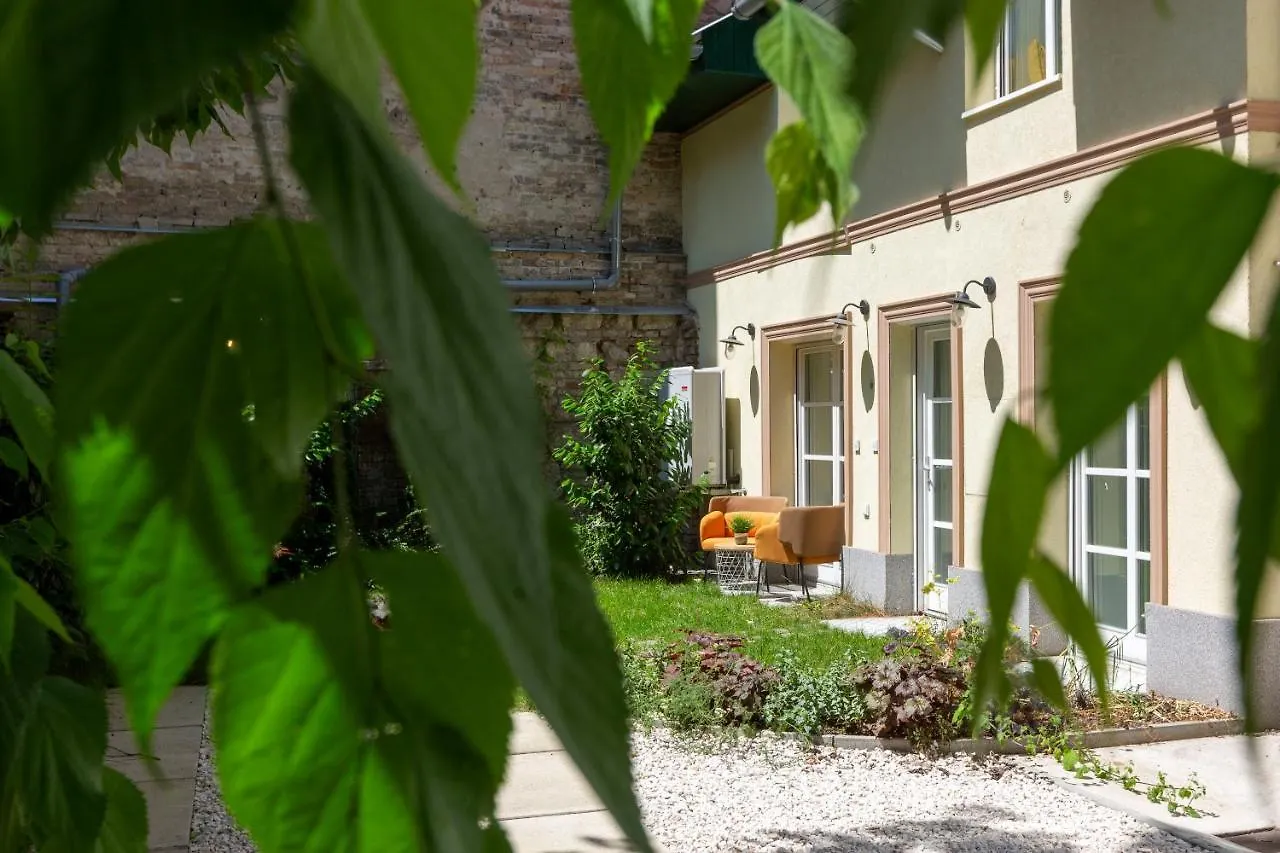 Unique Central 3 Floor Home With 4Bdrm, 3Bthrm Budapest 0*,